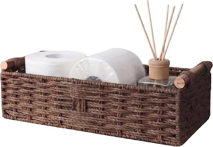 Bruin geweven badkamermandje met houten handvatten — Opbergmandje voor toiletpapier, mandje voor achter het toilet, donkerbruin boho badkamerdecoratiebakje voor op het bad of een plankje Bruin geweven badkamermandje met houten handvatten — Opbergmandje voor toiletpapier, mandje voor achter het toilet, donkerbruin boho badkamerdecoratiebakje voor op het bad of een plankje