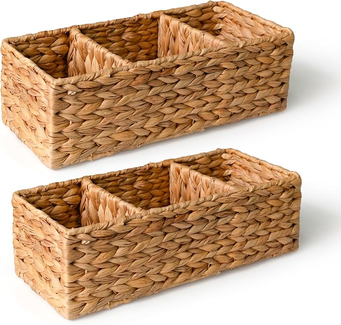 Set van 2 opbergmandjes van waterhyacint, 3 vakken, geweven rieten mandjes voor toiletpapierhouder, mandjes voor de kaptafel, badkamer, voorraadkast of als decoratie op de salontafel. Set van 2 opbergmandjes van waterhyacint, 3 vakken, geweven rieten mandjes voor toiletpapierhouder, mandjes voor de kaptafel, badkamer, voorraadkast of als decoratie op de salontafel.